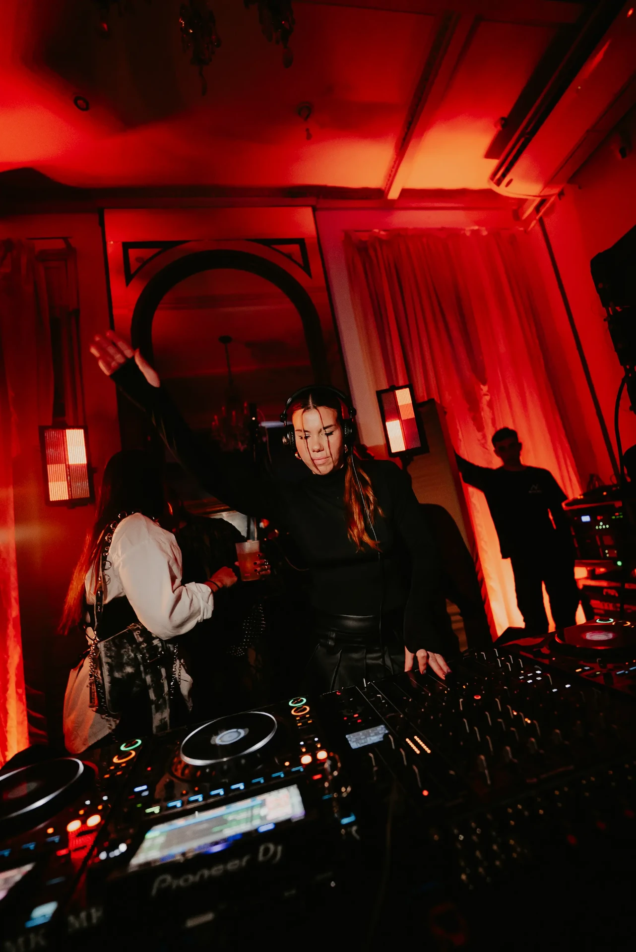 Loreley DJ en la cabina de una fiesta de música electrónica underground — Aprendé a mezclar y armar sets con criterio.